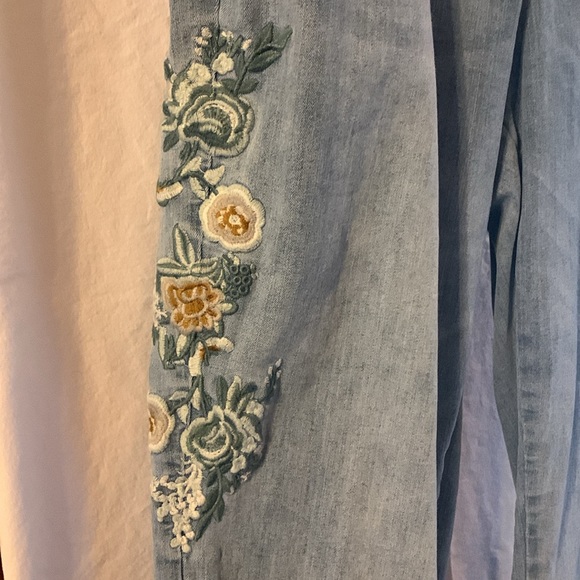 Women’s size 20W embroidered jeans - Picture 2 of 4